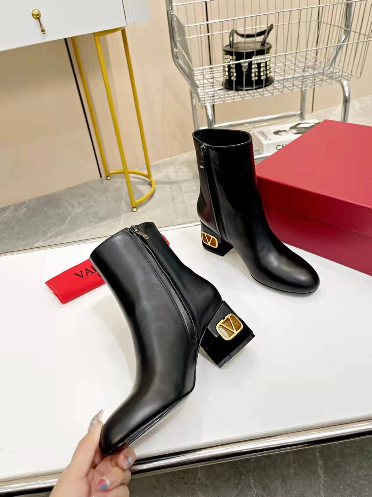 👟👟Ex-factory price 600👟👟 Leather sole +40 🆕 Valentino. Valentino autumn and winter fashion women's boots: Comfortable and versatile on the upper feet, showing long legs, Fabric: Imported first-layer cowhide ⚡The most popular V buckle ⚡The inner feet are all genuine leather Code number: 35−40 (Customized size 41)
